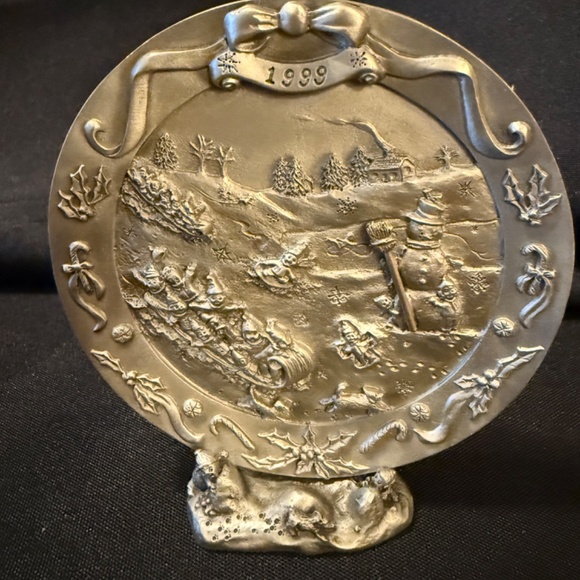 1999 Fort Pewter Christmas plate with Stand - Picture 1 of 4